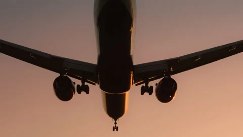 Glide path with blinking lights and golden sun above horizon line, Los Angeles Stockbeeldmateriaal 192176691