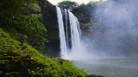 Glidecam of Wailua falls 動画素材 39978647