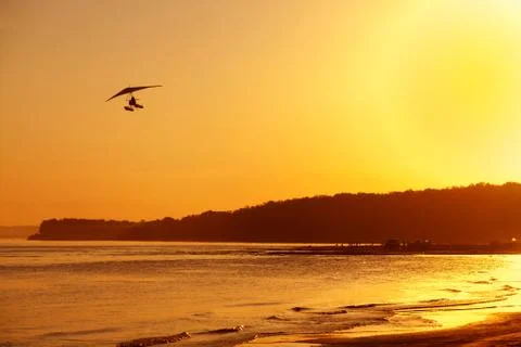 Glider flying in the light of the setting sun Stock-Fotos