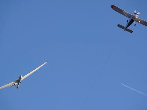 Glider pulled by a motorized plane. Glider airplane stands out flying Foto stock
