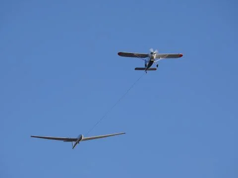 Glider pulled by a motorized plane. Glider airplane stands out flying Stock-Fotos