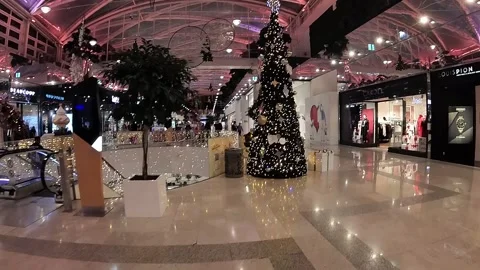 Gliding from the escalator, orbiting a glittering Christmas tree at upscale mall Vídeo Stock 294732383