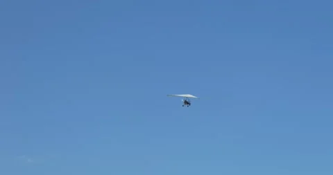 Gliding. A hang glider with a pilot and a passenger is lowered to land. Stock-Footage 160726531