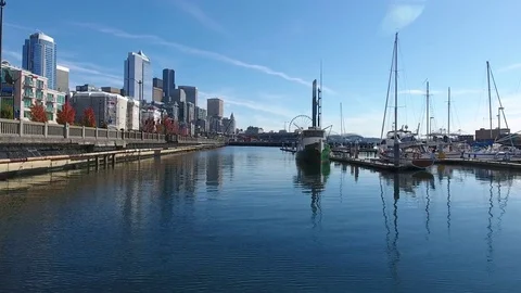Gliding over sea through Seattle Bay 4K Vídeo Stock 71645695