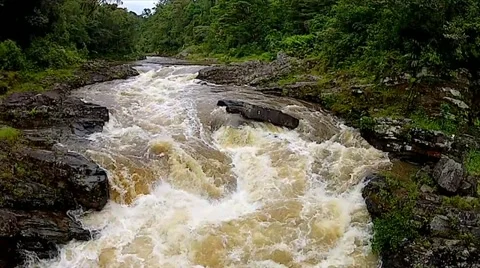 Gliding pan along raging rapids in a rainforest in Ranomafana, Madagascar. Video stock 21296074
