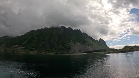 Gliding seagulls and dramatic mountain peaks over fjord in Lofoten Vídeos de archivo 344047617