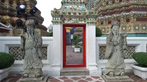 Gliding through the premises of Wat Pho, Bangkok, Thailand, with stabilizer Vidéo 129937729