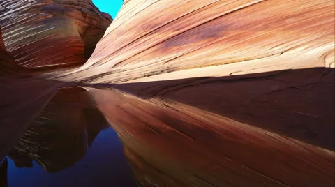 Gliding view over a pool of water in the Wave. Video stock 54056325