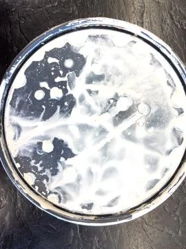 Glimpse of Creativity: White Paint on a Can Lid Stockfoto's