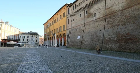 A glimpse of the Popolo square in Cesena 動画素材 87728443