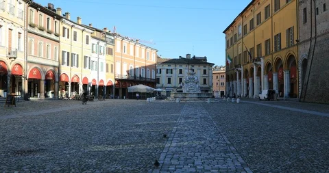 A glimpse of the Popolo square in Cesena Видео 87729194