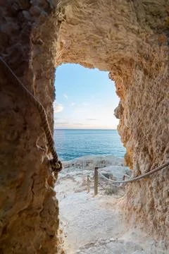 A Glimpse of Serenity: A Low-Angle, Vertical View from Inside a Cave in Portugal Stockfoto's
