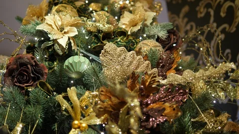 Glitter Christmas Tree. White leafs and brown flowers. Isolated. Stock-Footage 129820488