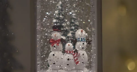 Glitzernde Schneekugel mit Schneemann 動画素材 227779472