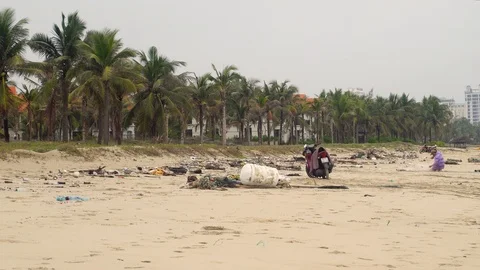 Global problem with tourism trash on the beach, dirty plastic bottles. Video stock 126292960
