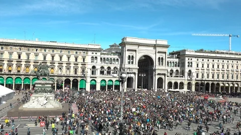Global strike demonstration in Duomo square, Friday for future Milan, Italy Vídeo Stock 104866082