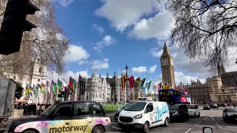 Global unity and international relations near Parliament Square Garden Traffic Vídeo Stock 332256994