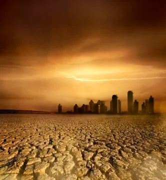 Global Warming and pollution theme with cracked land and the cityscape Foto stock