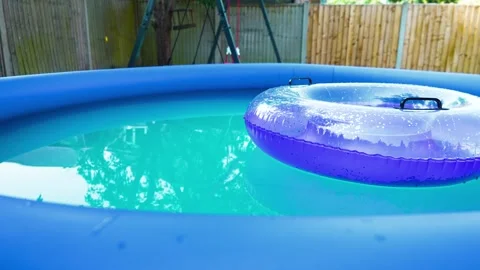 Global warming backyard pool. Empty inflatable swimming pool reflecting extreme Vídeo Stock 342501470