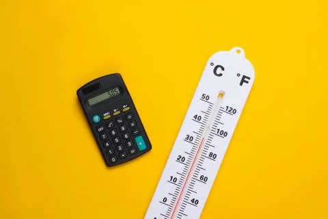 Global warming concept. Climate control. Weather thermometer and calculator o 库存照片