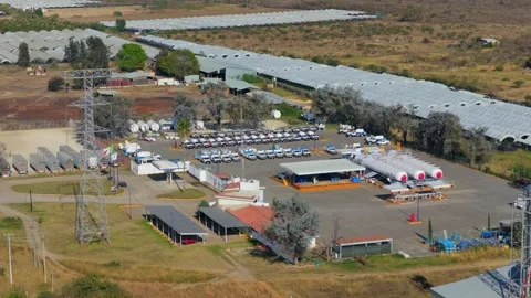 GlobalGas industrial complex processing and distributing energy, showing Vídeo Stock 329143511