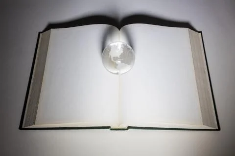 Globe and open book Stockfoto's