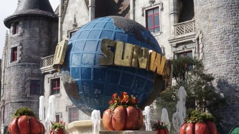 Globe in the central square. SunWorld Vídeos de archivo 120539698
