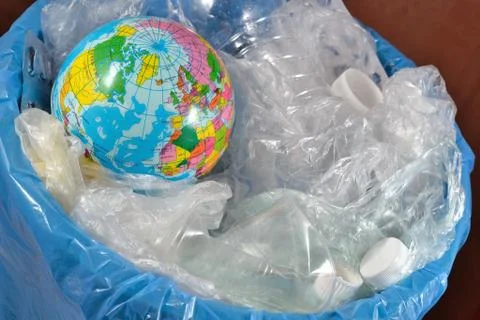 Globe in the garbage bin Foto stock
