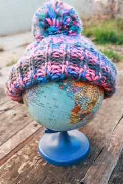 Globe in a warm hat. Planning a trip around the world. Foto stock