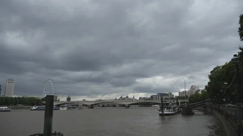 A gloomy dark clouds hanging over Thames River. Stock Footage 159894888