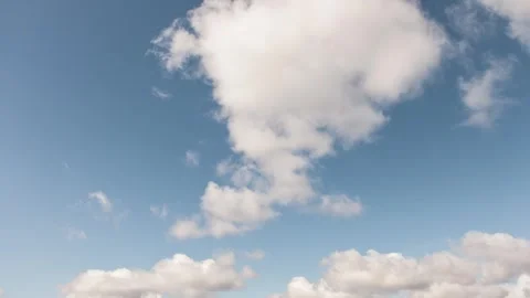 Gloomy rain clouds fly the sky. Time lapse video Video stock 253424370