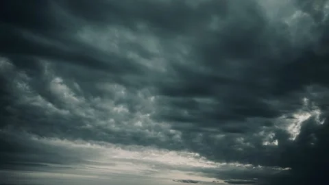 Gloomy thunderclouds are floating across the sky, thickening. 库存影片 337565205