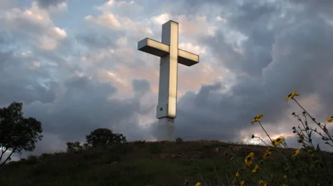 Glorious Glowing Cross on a Hill Vídeo Stock 47664762