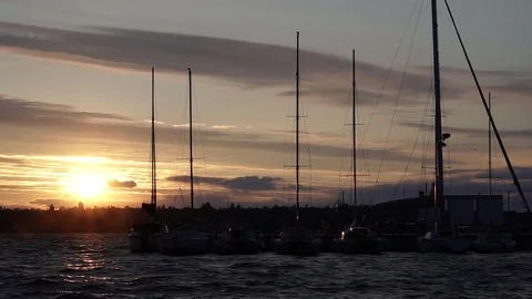 Glorious warm orange cloudy evening sunset sky over yacht silhouette in river Vidéo 92801587