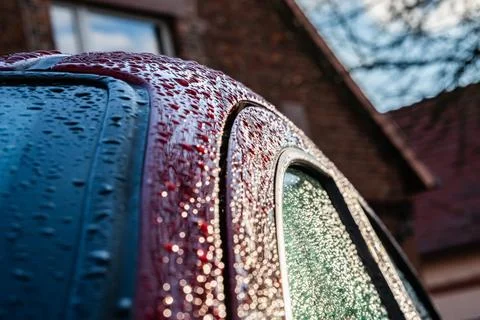 Gloss of raindrops on red car Foto stock