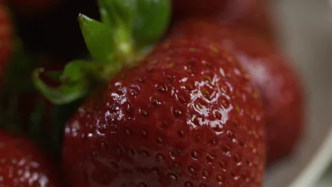 Glossy, fresh strawberry - extra closeup shot Vídeo Stock 341240385