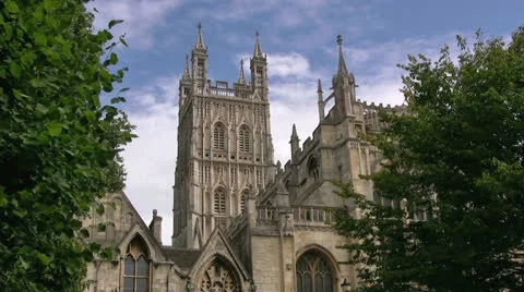 Gloucester cathedral framed by trees Vidéo 22419314
