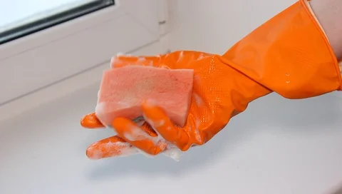 Glove on hand with sponge and window cleaner foam Vídeo Stock 102868811