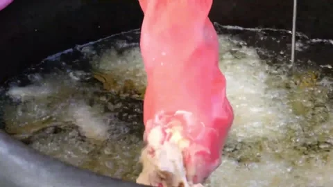 Gloved Hand Lowering Raw Batter-Coated Chicken into Deep Fryer Vídeo Stock 343587757