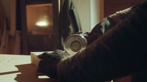 Gloved hand operating angle grinder on wood close up woodworking with power tool Vídeo Stock 347105451