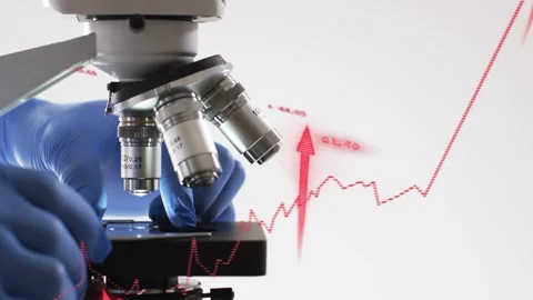 Gloved hand positioning slide on microscope in lab, nudging stage while red 库存影片 335317118