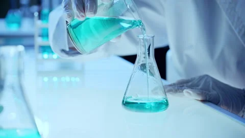 Gloved Hands of Scientist Pouring Blue Liquid on Light Table in Laboratory Vídeo Stock 337320671
