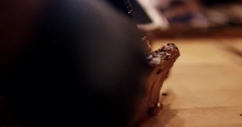Gloved Hands Slicing Grilled Meat on Wooden Board, Steakhouse, Close Up Vidéo 340322561