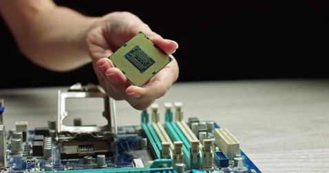 A gloved holds a processor. Close-up Presentation of a New Generation Microchip Foto stock