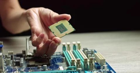 A gloved holds a processor. Close-up Presentation of a New Generation Microchip Foto stock