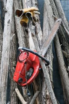 Gloves and chainsaw Stock-Fotos