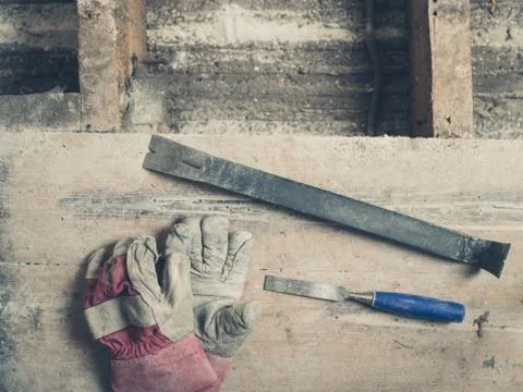 Gloves crowbar and chisel on floor Foto stock
