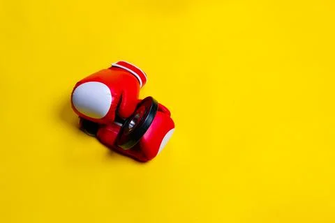 Gloves red pancake boxer yellow pace blue background object, from health gym Foto stock