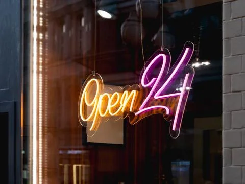 Glowing ad is OPEN 24 hours a day in cafeteria window. Modern electric sign.. Foto stock