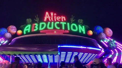 Glowing Alien Abduction lights for ride at fair Vídeos de archivo 73433257